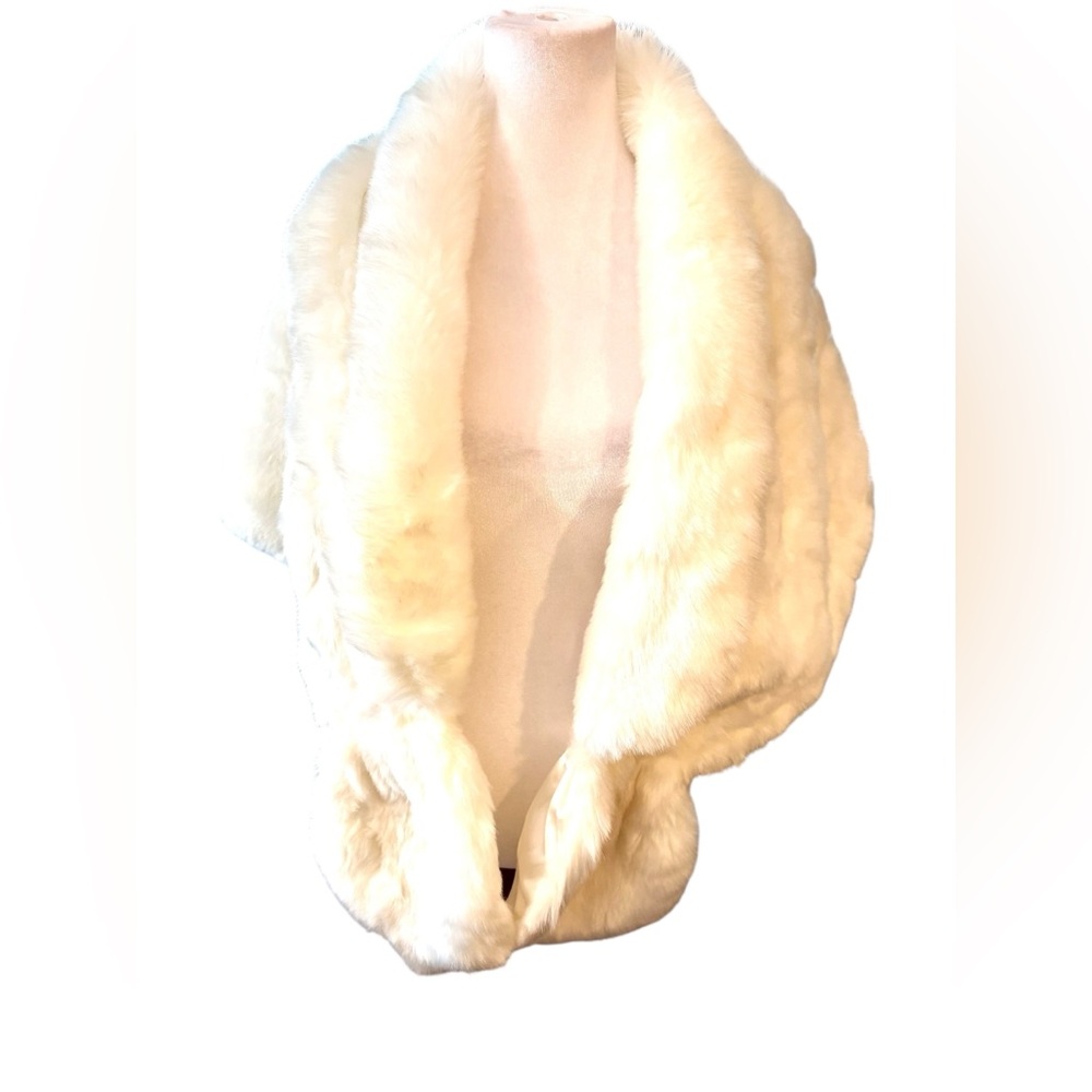 Elegant Cream‎ Faux Fur Shawl